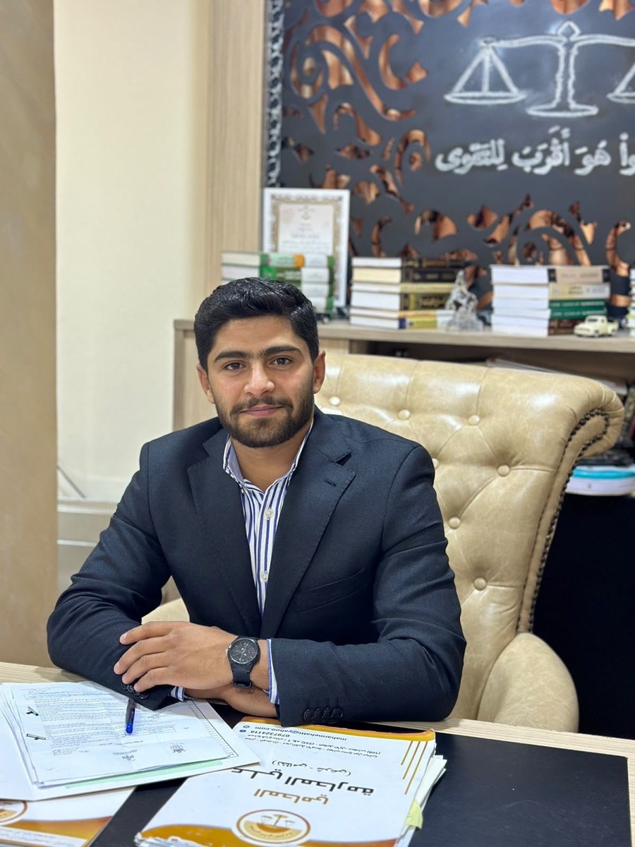المحامي خالد طه المحارمة في مكتبه